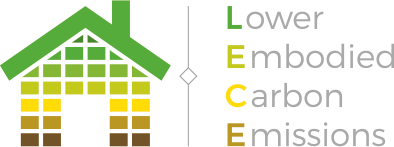 Una casetta stilizzata formata da mattoni colorati progressivamente dal marrone al verde dal basso verso l'alto, con a fianco la scritta "Lower Embodied Carbon Emissions" le cui iniziali ripetono lo stesso schema di colori